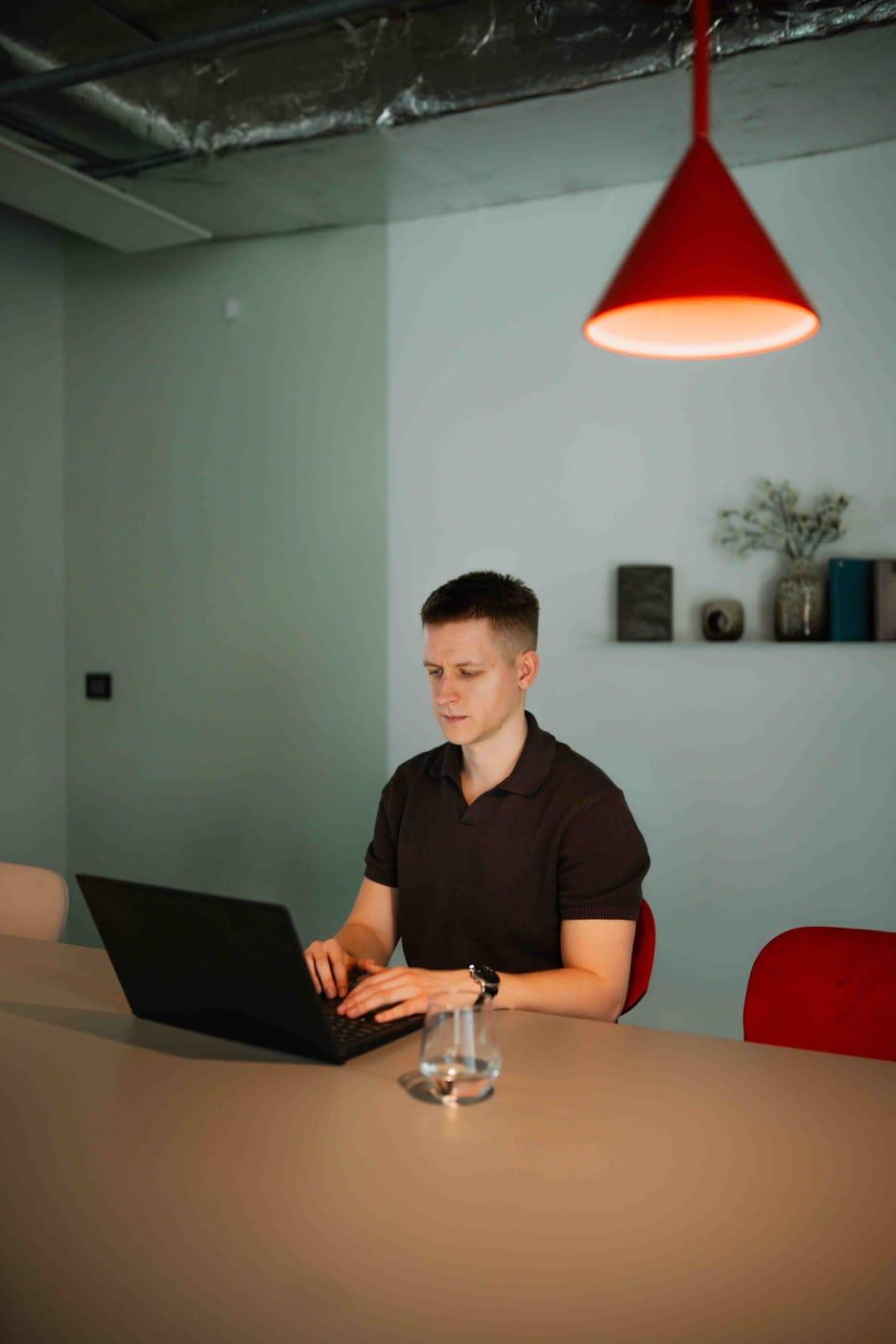 Major-web - deweloper przy pracy nad projektem